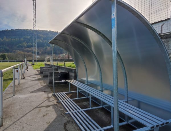 O Concello de Neda instala novos banquillos no campo de fútbol municipal de San Isidro